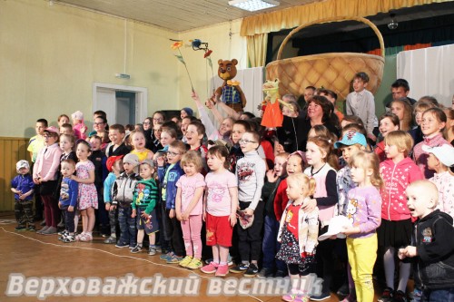 Областной кукольный театр "Теремок" посетил Климушино и Морозово. На фото зрители Морозовского ДК с артистами
