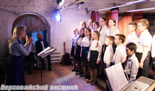 Преподаватель ДШИ Ольга Шилова и сводный хор  исполняют песню "До свидания, мальчики"