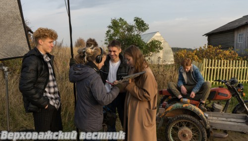 Рабочий момент: режиссер "Вани" Екатерина Иваницкая  (в центре) обсуждает с участниками съемочной группы  одну из сцен