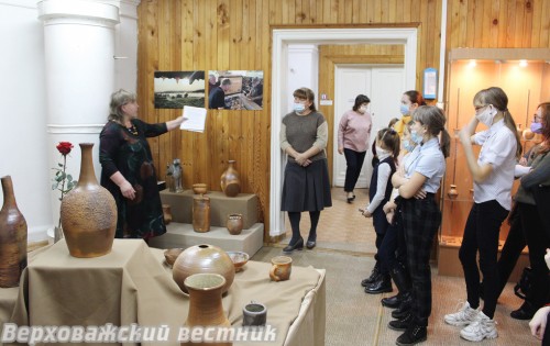 Светлана Анатольевна рассказала гостям музея о процессе обжига в уникальной дровяной печи