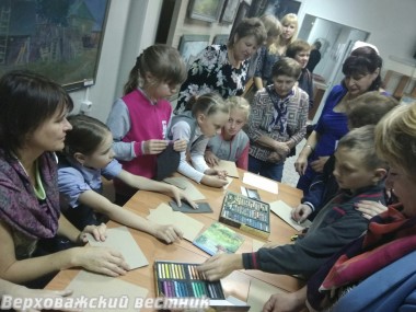 Валентина Романовна провела для жителей поселка Октябрьский мастер-класс по рисованию пастелью
