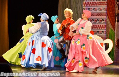 Яркую кульминационную точку танцевального праздника поставила студия "Хобби" номером "Русский сувенир"