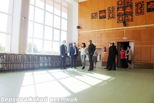 Депутат ЗСО, руководители района и жители оценили новые пол и окна в танцевальном зале Липецкого ДК