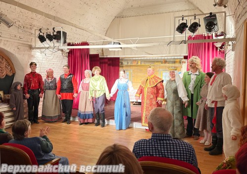 На поклоне участники театральной постановки "Волшебное кольцо" по сказке Бориса Шергина