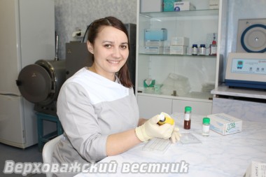 Фельдшер-лаборант Елена Саврасова проводит исследование на ротавирус
