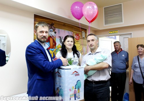 Глава района Александр Дубов вручил семье Сивковых подарок по областной программе "С днем рождения, малыш!"