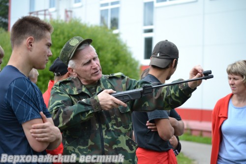Председатель местного отделения ДОСААФ А.А. Петухов рассказывает об устройстве винтовки