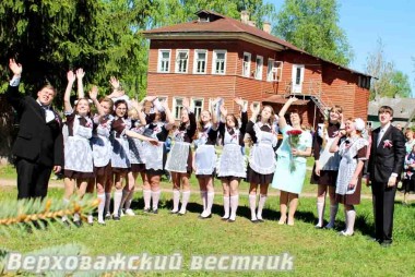 Прощай школа, прощай детство... Чушевицкие 11-классники на празднике  Последнего звонка. Фото А.Небоженко