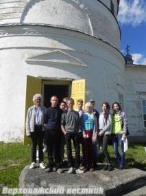 Ребята на экскурсии в Покровском храме в Морозове