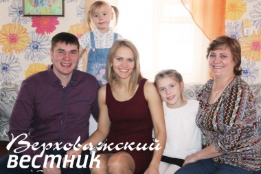 Счастливая и дружная семья Сергея и Евгении Шиловых с детьми Любой и Юлей и мамой Валентиной