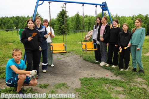 Участники трудового отряда "Мастер" и Надежда Неустроева провели косметический ремонт на детской площадке в мкр.Решетиха