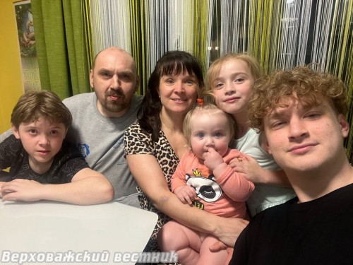 "Семья года-2024" – Овсянкины Дмитрий и Юлия и их дети Костя, Уля, Ира и старший сын Александр. Еще один сын Владислав сейчас учится в Санкт-Петербурге