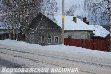 Дорожное полотно на улице Смидовича выше окон домов,  что создает проблемы местным жителям
