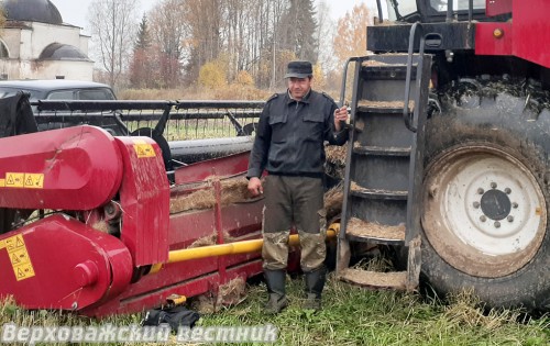 Механизатор колхоза "Н-Кулое" Михаил Пинаевский намолотил на своем комбайне 790 тонн зерна. Это четверть от всех зерновых объемов по району