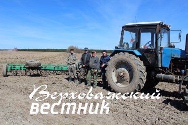 Механизаторы СПК колхоза "Липки" перед выходом в поле