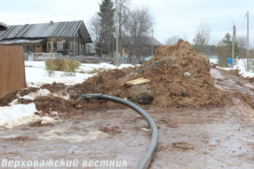 Прокладка магистрального газопровода в деревне Калинино. От него пойдут трубы до участков граждан