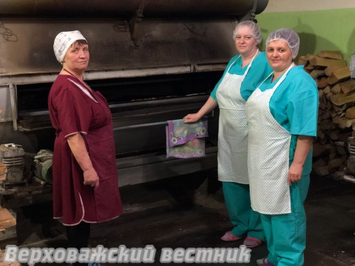 Слева направо – Ольга Городенцева, Надежда Кузьминская, Елена Кушева у той самой дровяной печи