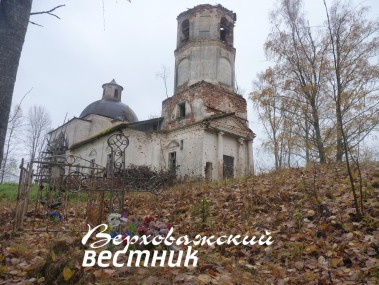 Ильинская церковь продолжает разрушаться. Снимок сделан от могилы Георгиевского кавалера Рюмина.