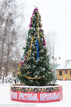 Новогодняя елка в центре Верховажья