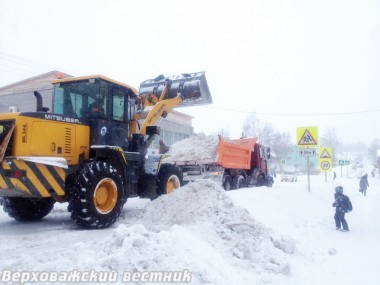 Идет уборка снега с улицы Первомайской
