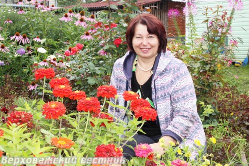 Ирина Демидова и ее цветочный уголок в центре Верховажья