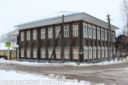 Историческое здание на пересечении улиц Луначарского  и Петухова стало заметно наряднее