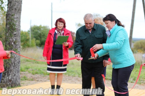 Право символического разрезания красной ленты было предоставлено Юрию Дмитриевичу Кузнецову и Лидии Шадриной