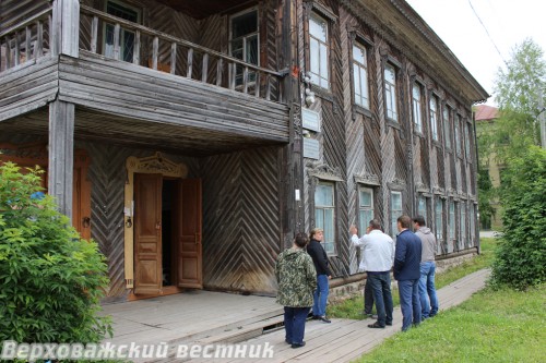 Представители руководства района и подрядной организации обговаривают с директором музея Ириной Дубовой ход ремонта