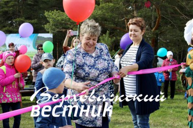 Торжественный момент: глава поселения Надежда Тесакова, староста Светлана Петухова и представитель подрастающего поколения открывают детскую площадку