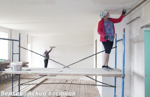 В Климушинском доме культуры продолжается отделка стен и потолка