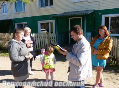 Жильцы дома №13 по улице Смидовича знакомятся с актом приёмки