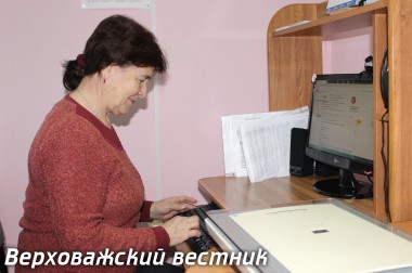 Нина Александровна Ташлыкова с интересом проходит курс компьютерной грамотности в районной библиотеке
