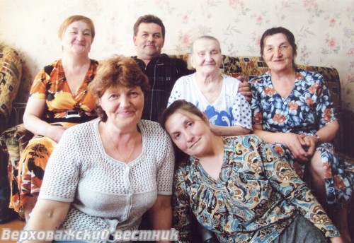 Павла Константиновна Пивоварова со своими пятерыми детьми