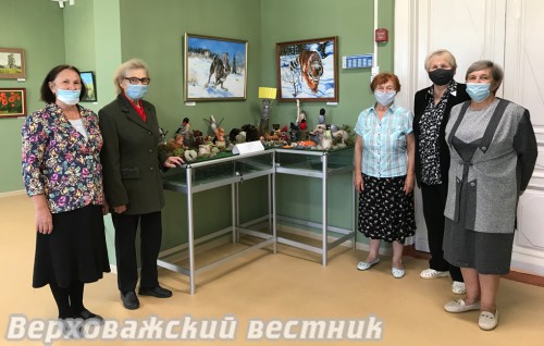 Участницы ветеранского клуба "Отрада" на открытии выставки своих работ