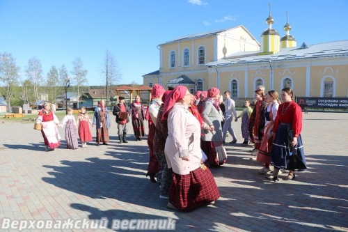 Фольклорные коллективы "Народный праздник", "Радоница" и "Вагане" на Николин день – гуляние на Соборной площади, 22 мая 2024 года