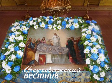 Икона Успения Божией Матери украшена к празднику
