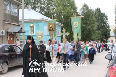 Крестный ход идет от храма по улице Октябрьской
