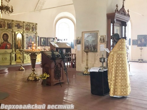 Отец Александр освящает новые кресты в верховажском храме Успения Божией Матери