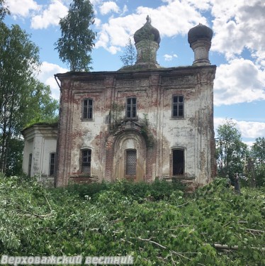 Заброшенный храм освободили от деревьев