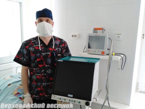 Врач анестезиолог-реаниматолог Александр Ильин около аппарата ИВЛ. Фото предоставлено Верховажской ЦРБ