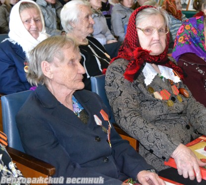 2015 год. Александра Евгеньевна (слева) на торжественной встрече, посвященной 70-летию Победы, в Морозовском доме культуры