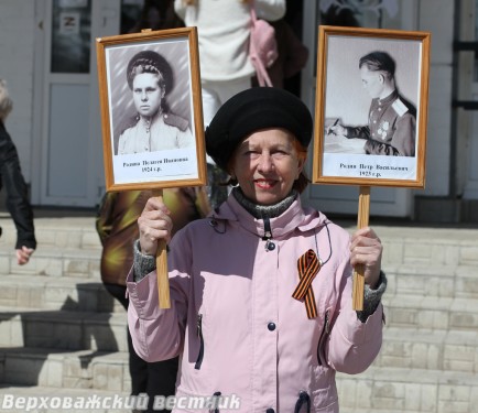 Дочь Петра Васильевича и Пелагеи Ивановны Родиных Нонна Матвеева с портретами родителей. 9 мая 2022 года, Верховажье.  Фото Ольги Гулиной