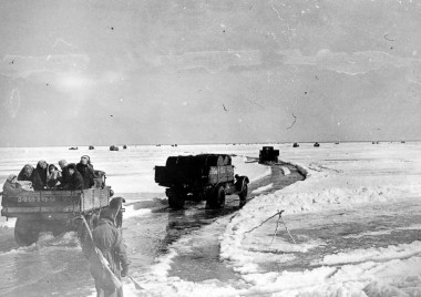 "Дорога жизни" – единственный транспортный путь через Ладожское озеро, который связывал блокадный Ленинград со страной
