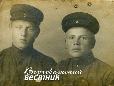 Это фото Сергей Данилов (справа) прислал родителям из школы ФЗО на память