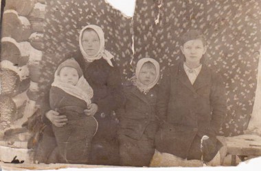 Клавдия Константиновна Крюкова  с дочерьми Лидией, Галиной, Марией. Фото 1940 года