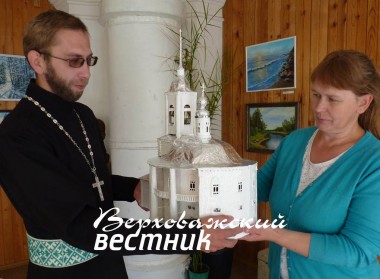 Отец Евгений передал макет второго  верховажского храма на хранение в музей