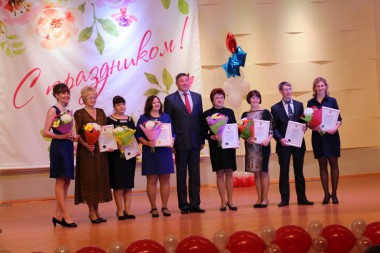 Победители конкурса с Губернатором области, Нина Карпова первая слева