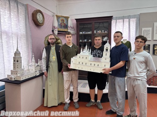 Слева – первая работа отца Евгения – Успенский собор, справа – пока последняя работа – копия храма Троицы Живоначальной, которую священник вместе со своими воспитанниками передал музею