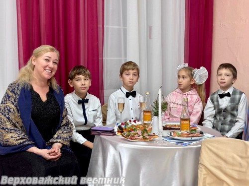 Татьяна Давыдова и ее дети Даниил, Сергей, Злата и Илья