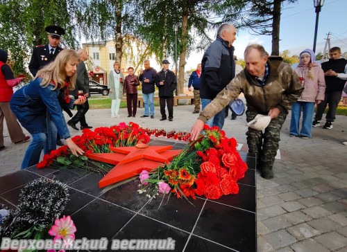 Участники митинга зажгли лампады и возложили цветы к памятнику воинам-землякам, погибшим в годы   Великой Отечественной войны